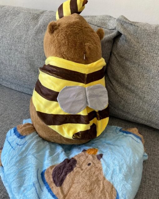 Peluche Capybara con manta y accesorios - Imagen 21
